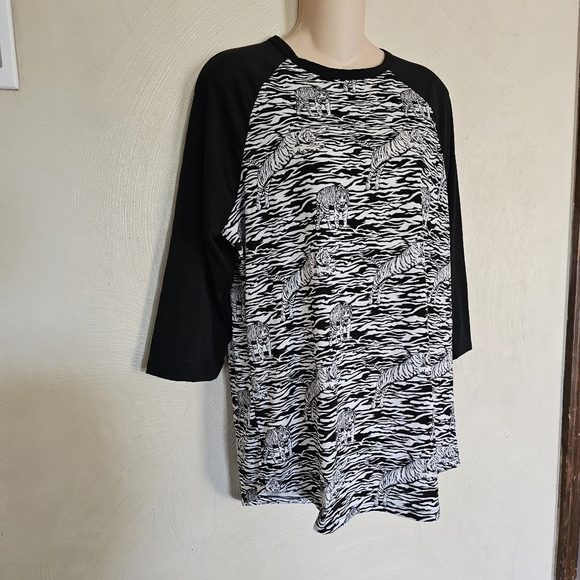 LuLaRoe Randy Black White Zebra Tiger Raglan Sleeve Top Size Women's XL - Picture 5 of 10